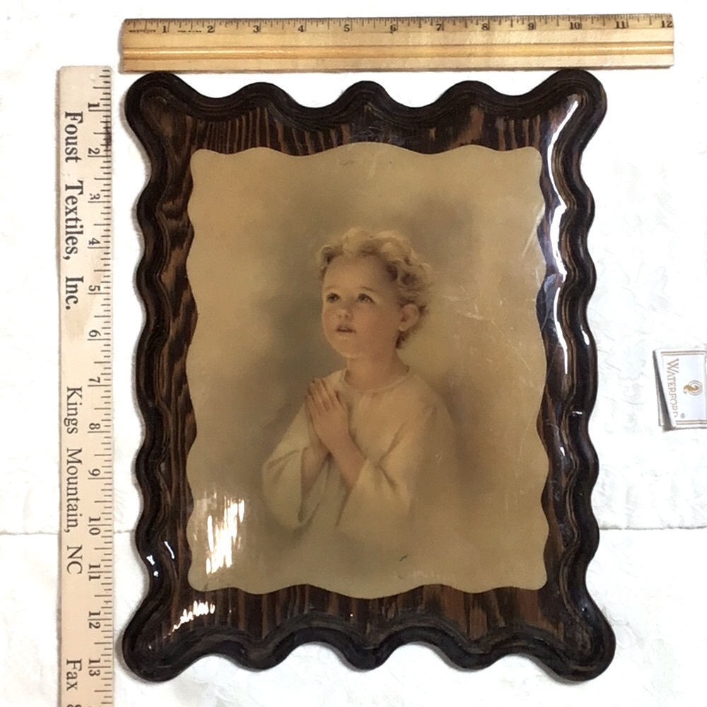 VTG Portrait of Child Praying Resin Covered on Wood with Bracket - Picture 6 of 8